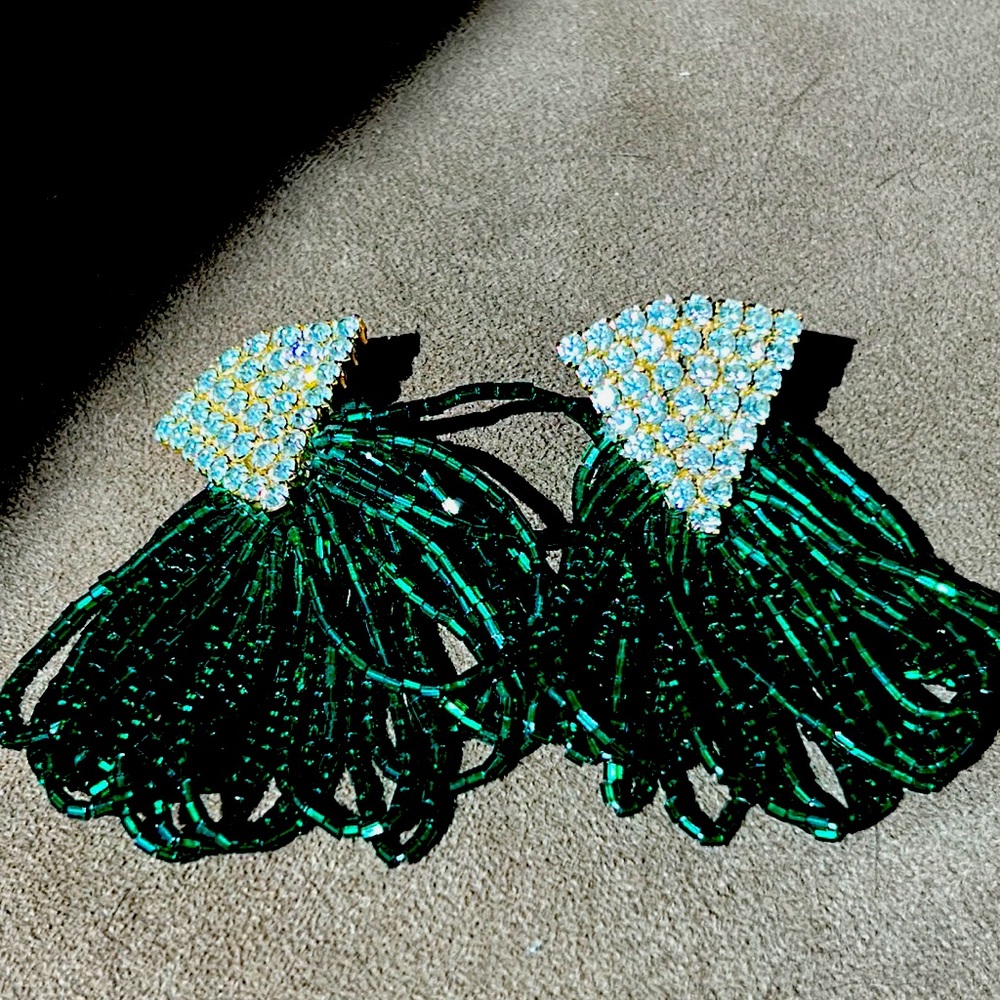 Glistening Green Loaded Bugle Bead Earrings w triangle Rhinestone Top New clip☘️